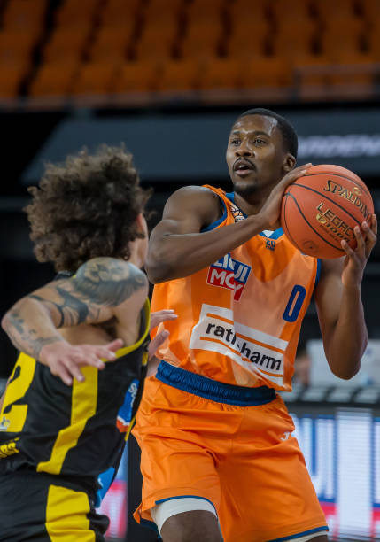 边后卫在防 边后卫在防